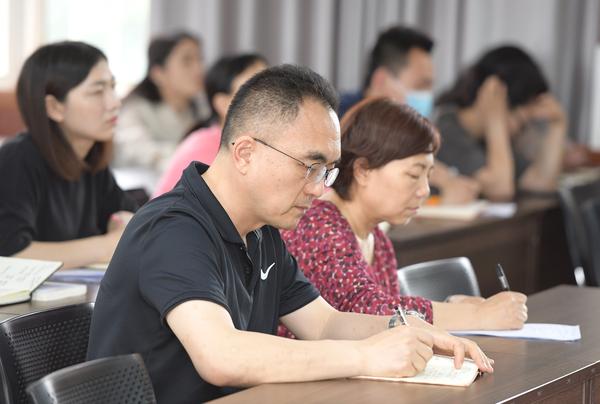 现场教师认真记录笔记